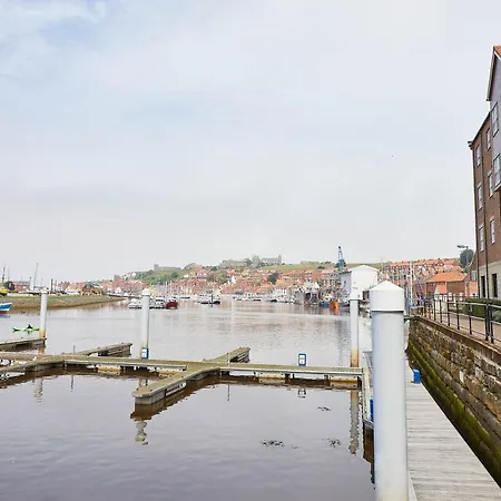 Host & - Seal Watch Apartment Whitby